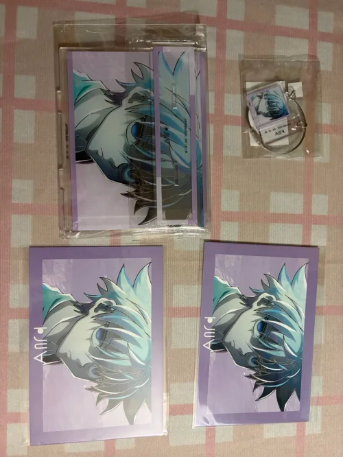 这次在挖煤机上淘到全职猎人的新品，这个可是盲抽大毒池，买到奇犽和小杰真的太好啦！这次用的是竹蜻蜓物流，很快，一个星期左右就收到了