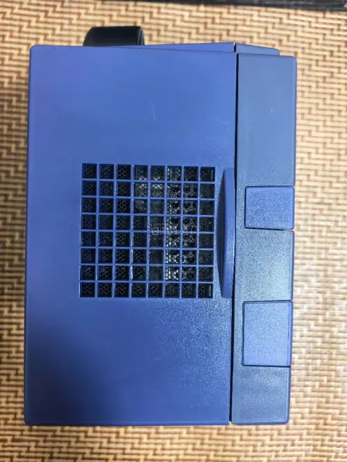 这是一台任天堂GameCube（NGC）家用游戏机，经典的紫罗兰紫配色。
机身上方是光盘仓，正面配备四个手柄接口，下方有SLOT‑A、SLOT‑B两个记忆卡插槽，右下角印有ATI的标识，代表该机的图形芯片由ATI提供。
 这台是任天堂2001年推出的第六代家用主机，...