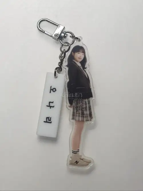 挖煤姬操作简单好上手，新手切煤毫无压力✨！这次成功收到梦情——崔叡娜学生证+亚克力挂件周边，实物成色超棒，没有划痕和瑕疵！平台经常有活动可以攒积分抵扣国际运费，省下不少开销。这次选了ems渠道，合单、审核、发货、运输再到清关全程速度飞快，一次超省心愉快的切煤体验！