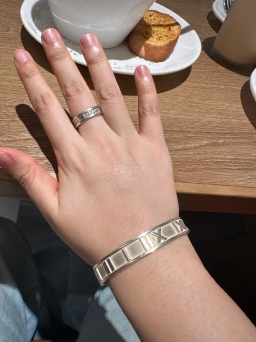 有子弹玩日拍还是挺顺利的，就是同捆运费也分开算了，很日本ദ്ദി ༎ຶ‿༎ຶ )
回家拍了开箱就立马拿去洗了，磨损还算可以接受的范围内，有空再研究下怎么重新抛光
跌芬呢果然很经典很好看，百看不厌的那种，这个手镯我翻了一个月黄鱼没找到，是宽版粗体罗马数字，X是两条杠都...