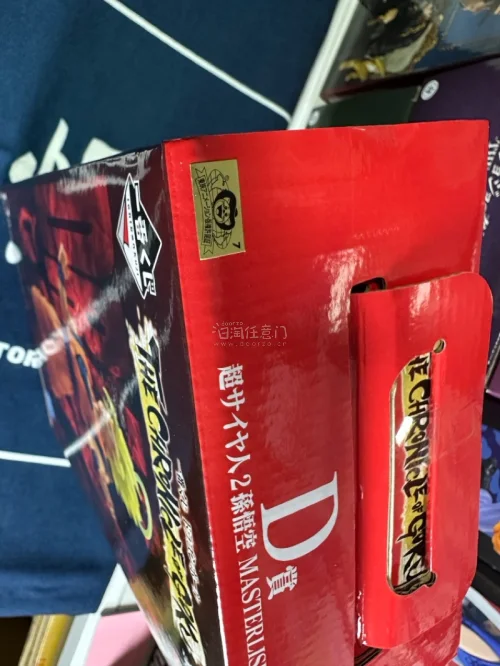 等待许久终于收到心仪的动漫手办，拆开包装的那一刻满心欢喜。小心翼翼地取出摆件，看着角色精致的涂装、还原度很高的造型，仿佛喜欢的动漫人物真正来到眼前。这份期待被兑现的快乐难以言喻，但也明白入手手办需要克制消费，欣赏这份热爱的同时，也要理性看待收藏，不让爱好变成负担。