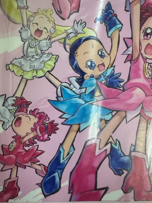 万代小魔女25周年纪念插画板，由原画师马越嘉彦亲绘，主角DoReMi和伙伴们活力满满，原画风色彩超鲜艳，喜欢！！！