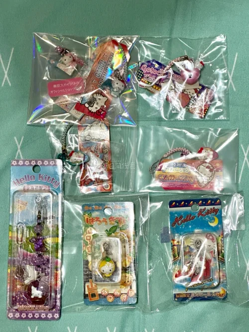 终于蹲到一批古早Hello Kitty地域限定挂件！收到拆开太开心了，品相超出预期。平台打包细心，把小挂件保护得很好，EMS运输时效在线，再远十天半个月内就能到。购买日本中古三丽鸥好物很方便，整体体验很棒，收藏党推荐！