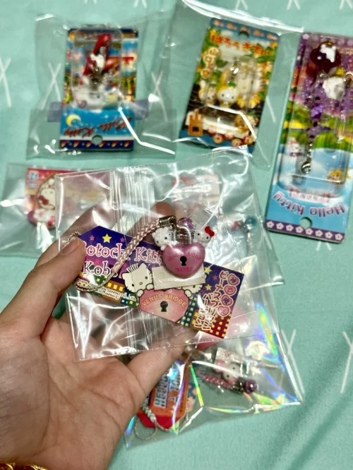 终于蹲到一批古早Hello Kitty地域限定挂件！收到拆开太开心了，品相超出预期。平台打包细心，把小挂件保护得很好，EMS运输时效在线，再远十天半个月内就能到。购买日本中古三丽鸥好物很方便，整体体验很棒，收藏党推荐！