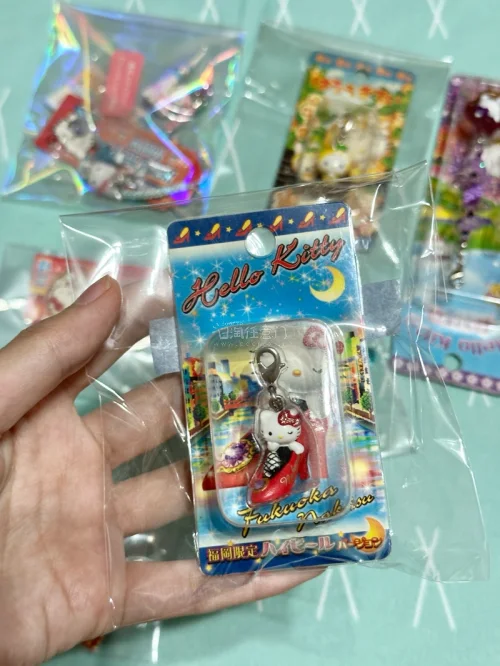 终于蹲到一批古早Hello Kitty地域限定挂件！收到拆开太开心了，品相超出预期。平台打包细心，把小挂件保护得很好，EMS运输时效在线，再远十天半个月内就能到。购买日本中古三丽鸥好物很方便，整体体验很棒，收藏党推荐！