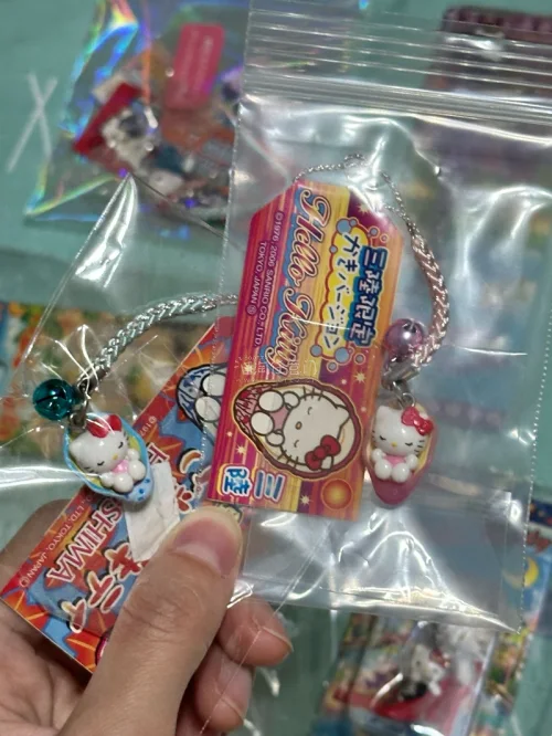终于蹲到一批古早Hello Kitty地域限定挂件！收到拆开太开心了，品相超出预期。平台打包细心，把小挂件保护得很好，EMS运输时效在线，再远十天半个月内就能到。购买日本中古三丽鸥好物很方便，整体体验很棒，收藏党推荐！