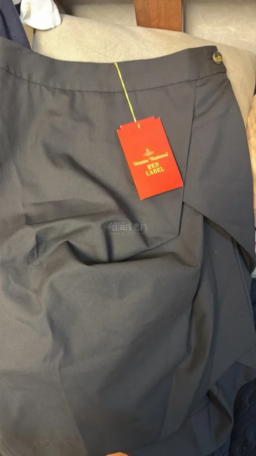 第一次使用挖煤姬就淘到很多很新的漂亮衣服 作为冬天的囤货 包装很好 代切的速度都非常快 我收到的时候也才半个月