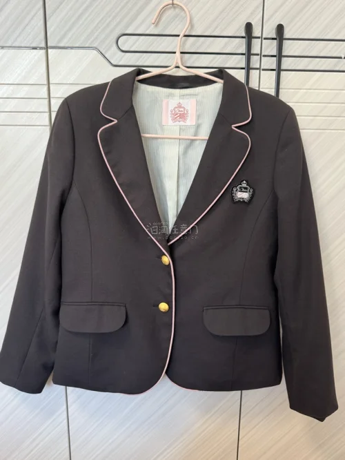在Mercari上淘到这件日本体育大学桜華学校的制服真的超惊喜！实物细节比卖家图更有质感，面料挺括，水洗标和刺绣都保存得相当完好，能感受到前主人对它的爱护。上身版型特别正，卖家回复及时、包装也很仔细，跨国海淘能这么顺利真的很开心。这次购物体验直接拉满，成功为我的制服...