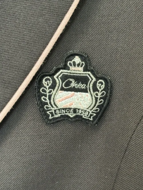 在Mercari上淘到这件日本体育大学桜華学校的制服真的超惊喜！实物细节比卖家图更有质感，面料挺括，水洗标和刺绣都保存得相当完好，能感受到前主人对它的爱护。上身版型特别正，卖家回复及时、包装也很仔细，跨国海淘能这么顺利真的很开心。这次购物体验直接拉满，成功为我的制服...