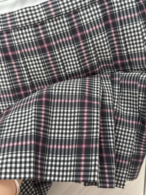 在Mercari上淘到这件日本体育大学桜華学校的制服真的超惊喜！实物细节比卖家图更有质感，面料挺括，水洗标和刺绣都保存得相当完好，能感受到前主人对它的爱护。上身版型特别正，卖家回复及时、包装也很仔细，跨国海淘能这么顺利真的很开心。这次购物体验直接拉满，成功为我的制服...