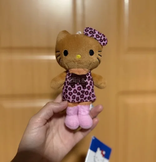 这次海淘体验很不错，收到的黑皮豹纹Hello Kitty挂件品相很好，实物和卖家图片一致，吊牌也完整。代切流程顺畅，物流时效稳定，包装保护到位没有磕碰，很满意这次购物，喜欢三丽鸥的小伙伴可以参考入手！