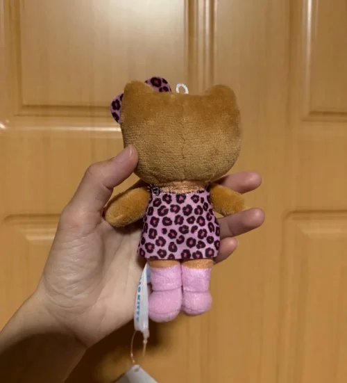 这次海淘体验很不错，收到的黑皮豹纹Hello Kitty挂件品相很好，实物和卖家图片一致，吊牌也完整。代切流程顺畅，物流时效稳定，包装保护到位没有磕碰，很满意这次购物，喜欢三丽鸥的小伙伴可以参考入手！