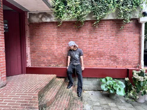这次在这里刷到了几条孤品摇滚短袖，价格非常实惠，都是00s 90s的短袖，还刚好都是我的尺码，下单大概一周多就送到了，一次很舒服的体验