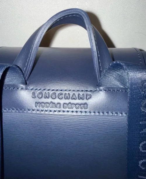 在Mercari上蹲到这只Longchamp珑骧双肩包，成色标注“未使用级”果然没让人失望！实物零瑕疵，五金膜都还在，帆布挺括、边角无磨损，完全超出预期。包身轻便又能装，日常通勤或短途出游都很实用，经典的款式永远不过时。卖家animart才一口一割描述非常实在，包装...