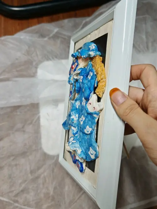 海外淘来的手作小物件，肌理感十足，抱着小丑玩偶的睡衣女孩、衣兜悄悄探头的小兔子，每一处细节都充满巧思。蓝底碎花柔和耐看，自带复古温柔的氛围，白框衬得画面格外精致。
跨越时差和距离收来独一份的藏品，这种淘老好物的快乐真的很难得，摆在桌面氛围感拉满，太喜欢这份跨越山海的...