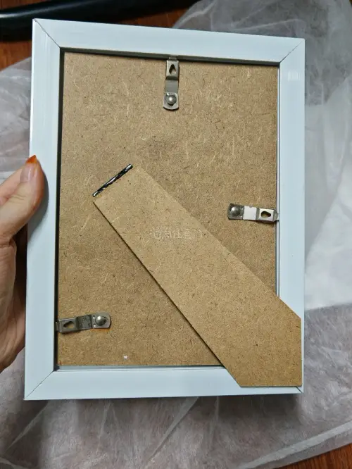 海外淘来的手作小物件，肌理感十足，抱着小丑玩偶的睡衣女孩、衣兜悄悄探头的小兔子，每一处细节都充满巧思。蓝底碎花柔和耐看，自带复古温柔的氛围，白框衬得画面格外精致。
跨越时差和距离收来独一份的藏品，这种淘老好物的快乐真的很难得，摆在桌面氛围感拉满，太喜欢这份跨越山海的...