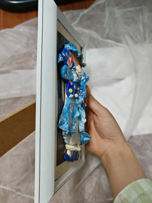 海外淘来的手作小物件，肌理感十足，抱着小丑玩偶的睡衣女孩、衣兜悄悄探头的小兔子，每一处细节都充满巧思。蓝底碎花柔和耐看，自带复古温柔的氛围，白框衬得画面格外精致。
跨越时差和距离收来独一份的藏品，这种淘老好物的快乐真的很难得，摆在桌面氛围感拉满，太喜欢这份跨越山海的...