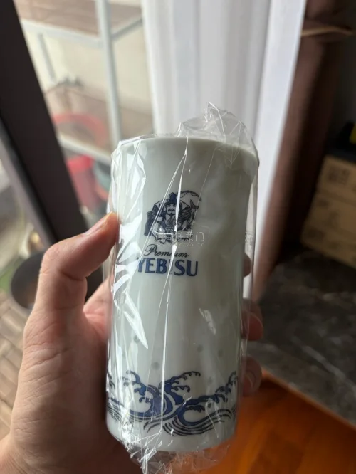 这次海淘入手几款日本啤酒限定周边杯子，实物到手特别惊喜！札幌黑色铝杯质感高级，拉丝金属搭配金色星星logo颜值很高，提前冰镇之后倒啤酒，保冷效果很棒。还有三得利The Premium Malt’s的玻璃杯，杯身烫金精致，杯型很适合喝生啤，泡沫挂杯效果好。每一款做工都...