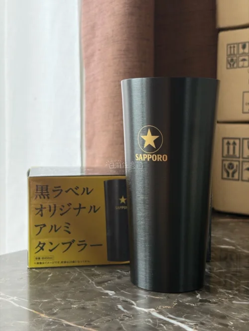 这次海淘入手几款日本啤酒限定周边杯子，实物到手特别惊喜！札幌黑色铝杯质感高级，拉丝金属搭配金色星星logo颜值很高，提前冰镇之后倒啤酒，保冷效果很棒。还有三得利The Premium Malt’s的玻璃杯，杯身烫金精致，杯型很适合喝生啤，泡沫挂杯效果好。每一款做工都...