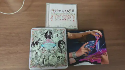 收到少女时代的几张经典旧专，开箱体验很不错。专辑整体品相保持得很好，外壳没有明显破损，CD与内页都完好无损。卖家包装防护到位，运输过来没有出现磕碰损伤。翻开专辑满是青春回忆，能够收藏到这些时代感满满的实体专辑，内心十分满足，这次购物整体很满意