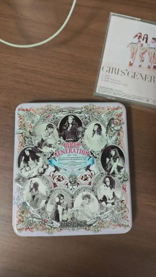 收到少女时代的几张经典旧专，开箱体验很不错。专辑整体品相保持得很好，外壳没有明显破损，CD与内页都完好无损。卖家包装防护到位，运输过来没有出现磕碰损伤。翻开专辑满是青春回忆，能够收藏到这些时代感满满的实体专辑，内心十分满足，这次购物整体很满意