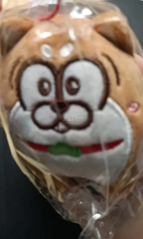 玩偶手感软乎乎的，绒毛细腻不掉毛，做工精致没有多余线头，填充饱满回弹好，没有异味。颜值和图片一致，抱着睡觉很舒服，自用送礼都合适，非常满意！
