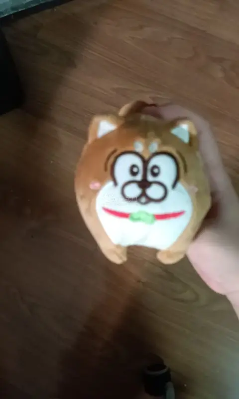 玩偶手感软乎乎的，绒毛细腻不掉毛，做工精致没有多余线头，填充饱满回弹好，没有异味。颜值和图片一致，抱着睡觉很舒服，自用送礼都合适，非常满意！