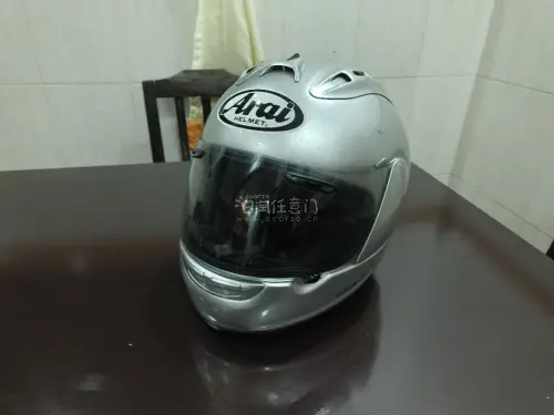 海淘回来的Arai RR5全盔，经典老款头盔，银色外观复古味道十足。到手成色符合预期，拿来做机车摆件、拍照出片效果很好，喜欢日系古盔的摩友可以参考。