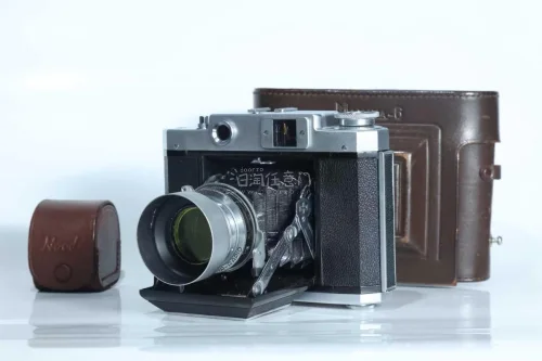 这次主要是冲着 Mamiya 的老器材来的，机身和镜头一起淘回来，收到实物后感觉比商品照片更有味道。很喜欢这个年代日本相机的设计，金属机身拿在手里的机械感很强，镜头外观也保存得比较有年代特色。现在玩胶片除了拍照，我越来越喜欢研究这些不同年代的机器，这次日淘整体还是比...