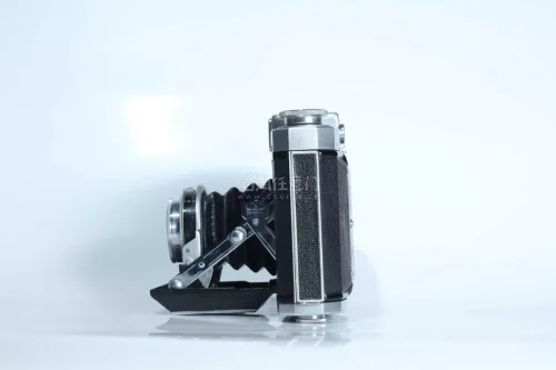 这次主要是冲着 Mamiya 的老器材来的，机身和镜头一起淘回来，收到实物后感觉比商品照片更有味道。很喜欢这个年代日本相机的设计，金属机身拿在手里的机械感很强，镜头外观也保存得比较有年代特色。现在玩胶片除了拍照，我越来越喜欢研究这些不同年代的机器，这次日淘整体还是比...