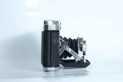这次主要是冲着 Mamiya 的老器材来的，机身和镜头一起淘回来，收到实物后感觉比商品照片更有味道。很喜欢这个年代日本相机的设计，金属机身拿在手里的机械感很强，镜头外观也保存得比较有年代特色。现在玩胶片除了拍照，我越来越喜欢研究这些不同年代的机器，这次日淘整体还是比...