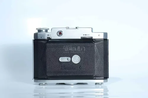 这次主要是冲着 Mamiya 的老器材来的，机身和镜头一起淘回来，收到实物后感觉比商品照片更有味道。很喜欢这个年代日本相机的设计，金属机身拿在手里的机械感很强，镜头外观也保存得比较有年代特色。现在玩胶片除了拍照，我越来越喜欢研究这些不同年代的机器，这次日淘整体还是比...