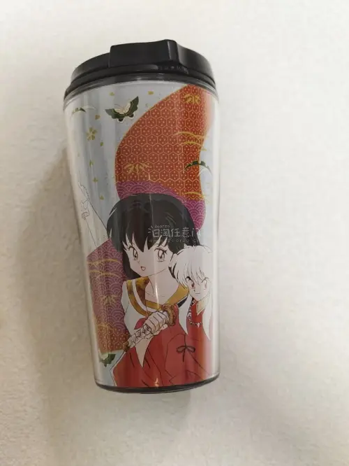 这次买的品类非常丰富，有衣服帽子，色纸，玻璃杯等等
挖煤姬的加固防护依旧做得很到位，所有东西都完好到达，每次买卡片或者杯盘这种易碎脆弱的东西挖煤姬都打包的很好
原画色纸和玻璃杯都十分貌美
还淘到了全新的国内买不到的联名衣服
喜欢?