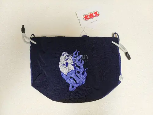 这次买的品类非常丰富，有衣服帽子，色纸，玻璃杯等等
挖煤姬的加固防护依旧做得很到位，所有东西都完好到达，每次买卡片或者杯盘这种易碎脆弱的东西挖煤姬都打包的很好
原画色纸和玻璃杯都十分貌美
还淘到了全新的国内买不到的联名衣服
喜欢?