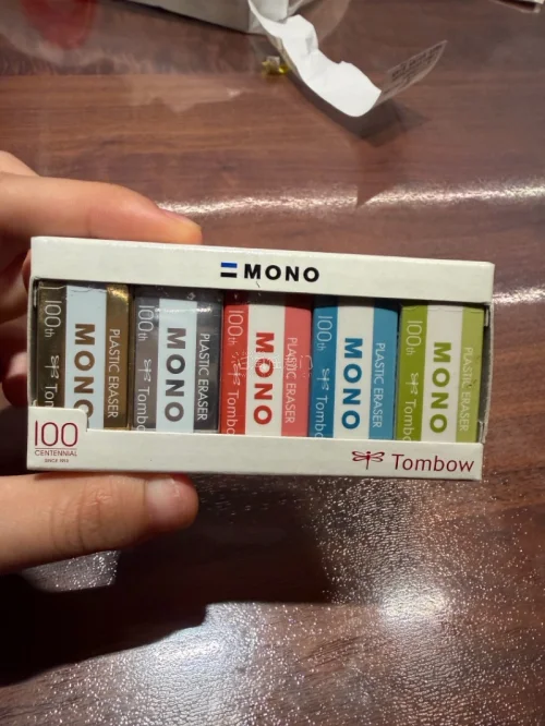 挖到超好看的蜻蜓MONO百年限定橡皮套装
一盒五块配色各有特色，金、黑、红、蓝、绿，复古感满满。经典MONO擦感依旧在线，擦字干净不易掉屑，书写涂改很顺手。不光实用，颜值直接拉满，摆桌面当小摆件也很合适。文具爱好者很难拒绝，收藏和日常使用都很可。