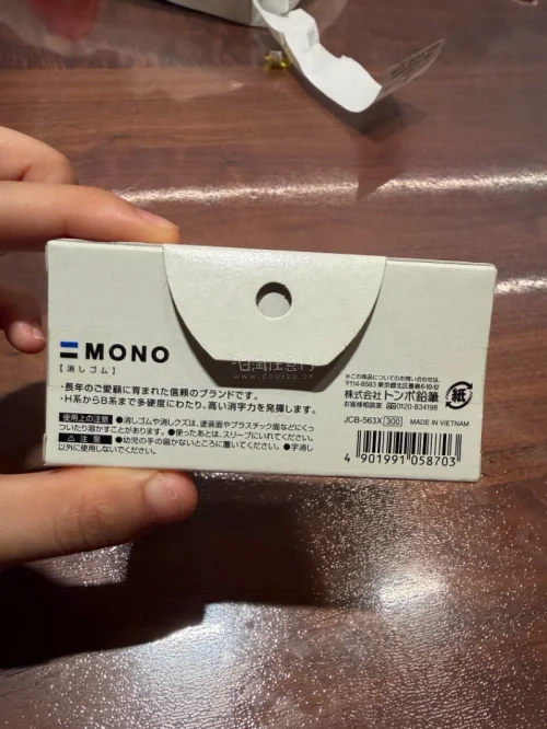 挖到超好看的蜻蜓MONO百年限定橡皮套装
一盒五块配色各有特色，金、黑、红、蓝、绿，复古感满满。经典MONO擦感依旧在线，擦字干净不易掉屑，书写涂改很顺手。不光实用，颜值直接拉满，摆桌面当小摆件也很合适。文具爱好者很难拒绝，收藏和日常使用都很可。