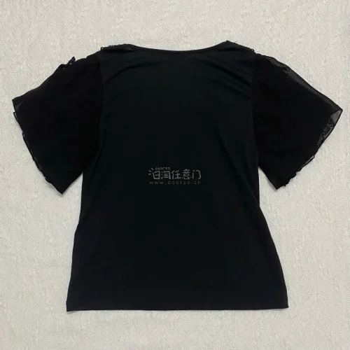 复古暗黑系甜美的一件，领口一圈黑色蕾丝木耳边，点缀精致珍珠花簇，氛围感拉满。喇叭雪纺拼接袖，袖口蝴蝶结搭配淡紫色小玫瑰珠花，细节很有巧思。衣身面料柔软亲肤，版型宽松不挑身材，古早日系大小姐风，搭半裙、裙装都很有韵味。