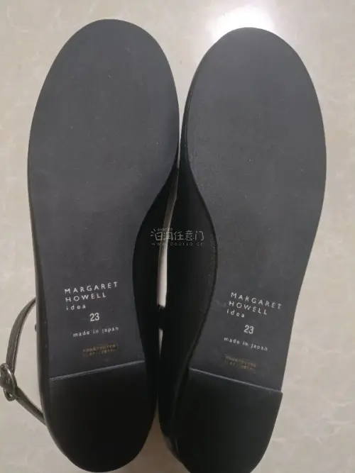 这次在挖煤姬淘了一双margaret howell的黑色玛丽珍皮鞋，性价比很高，款式颜色经典耐看，物流选的竹蜻蜓，价格优惠，包装很好，推荐！