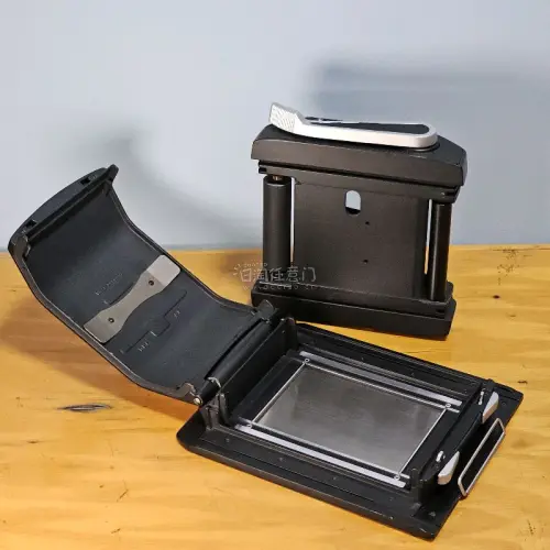 林哈夫Linhof super rollex 69后背，45相机用，格拉菲标准，做工用料极其坚固扎实，比骑士612都重三分之一

有使用痕迹，饰皮保存状况好，手感温润，片仓插刀无锈蚀

使用废卷测试，过片停片动作顺畅，片距均匀。计数器归零正常
