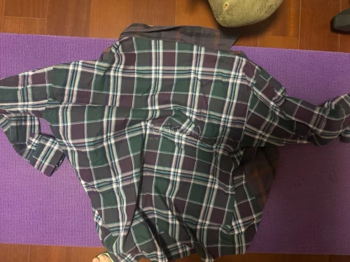 这件成色很新很新很新，尺寸也刚好合适，配色很高级的感觉很喜欢。土星衬衫盲买了好几件穿着都很好看，时不时淘淘看会有惊喜哦