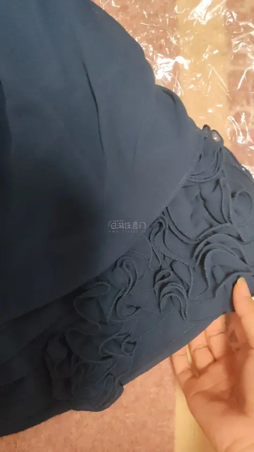 切煤到的美丽小裙子 颜色很漂亮 衣服很有质感 领口还有一圈珠子 裙摆做成了花朵样式 物流也很快 拿到手包装没有破损 内里完好