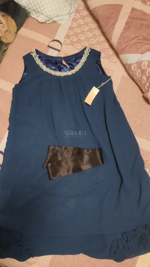 切煤到的美丽小裙子 颜色很漂亮 衣服很有质感 领口还有一圈珠子 裙摆做成了花朵样式 物流也很快 拿到手包装没有破损 内里完好