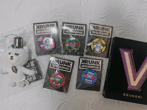终于蹲到BIGBANG这套KRUNK全套周边+胜利VVIP日专✨
古早官周国内很难凑齐，分享切煤小要点：
▪️日文英文混合搜索，扩大搜索范围
▪️仔细看实拍图，甄别谷子瑕疵
▪️算清全部成本，拒绝冲动下单
▪️利用仓库入库照片核对商品，降低踩坑概率
 
耐心蹲守，就...