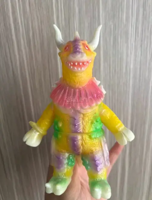 壁虎蛇的夜光色牛神超兽卡奥拉，蛮久前买的，忘记分享了，实物配色鲜亮，很棒。物流选的竹蜻蜓，打包结实，速度也比较快，好评。