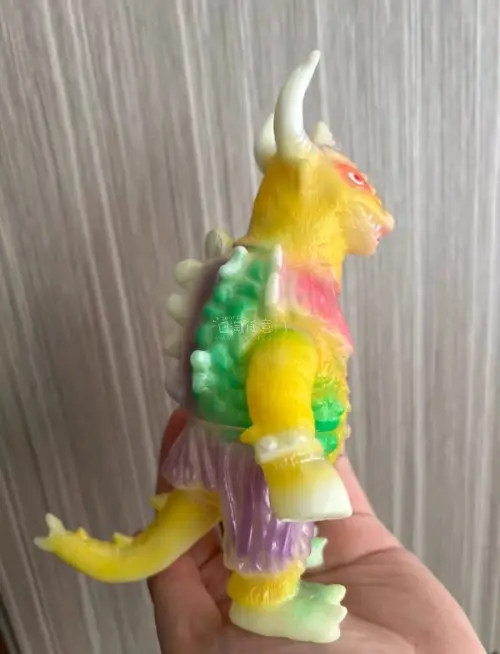 壁虎蛇的夜光色牛神超兽卡奥拉，蛮久前买的，忘记分享了，实物配色鲜亮，很棒。物流选的竹蜻蜓，打包结实，速度也比较快，好评。