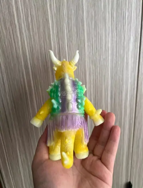 壁虎蛇的夜光色牛神超兽卡奥拉，蛮久前买的，忘记分享了，实物配色鲜亮，很棒。物流选的竹蜻蜓，打包结实，速度也比较快，好评。