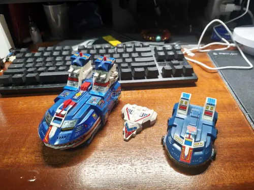 最近收到了波比尼卡版本太阳战队基地中的小飞船。它的底下是空的，可以搭载附赠的机器人。对滴滴来说是一个非常重要的配件。