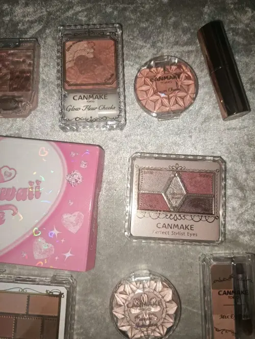 这次切了一些canmake的彩妆，基本都是绝版品，到手都出乎意料的好看，包装很严实，到手无破损，物流很快，之后也会继续用挖煤姬来下单