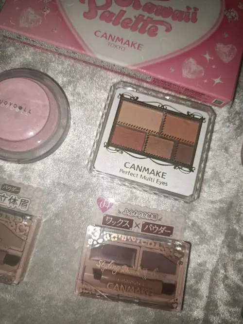 这次切了一些canmake的彩妆，基本都是绝版品，到手都出乎意料的好看，包装很严实，到手无破损，物流很快，之后也会继续用挖煤姬来下单