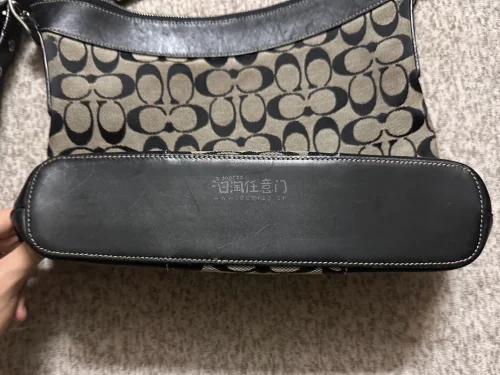 这一次在日淘任意门买的是一只old coach的斜挎包，牛皮拼接布面的设计，是一只很经典的配置，价格也是很实惠了。